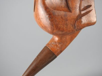 LAMY: Pipe in carved wood with skull decoration....