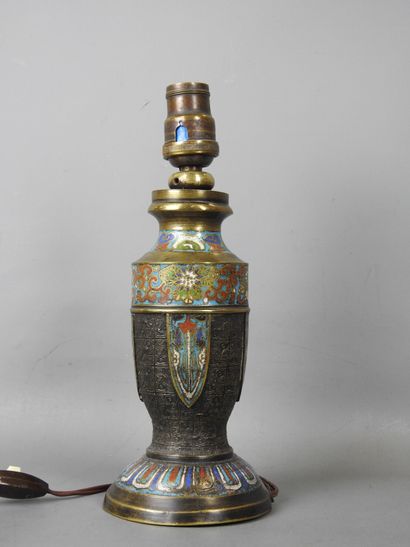 LAMPE en émaux cloisonnés sur cuivre. Début...