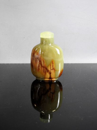 CHINE - Vers 1900
Flacon tabatière en jade...