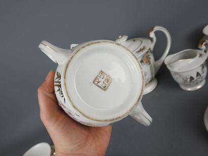 CHINE : Service à café en porcelaine à décor...