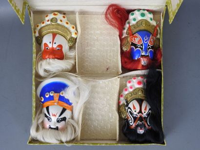 CHINE - Wuxi : 4 petits masques en argile...