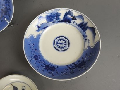 CHINE : Trois coupelles en porcelaine blanc...