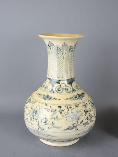 CHINA: Small porcelain jardinière with polychrome...