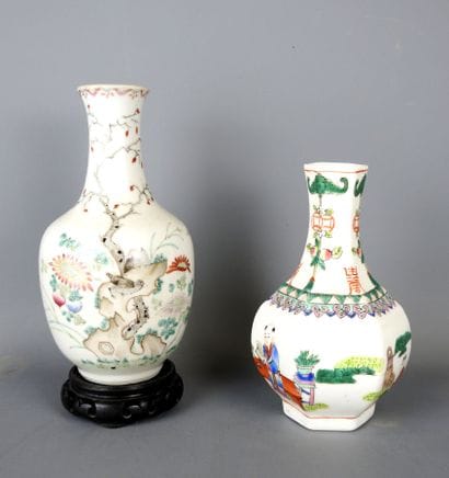 CHINE : Deux vases balustres en porcelaine,...