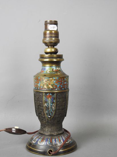 LAMPE en émaux cloisonnés sur cuivre. Début...