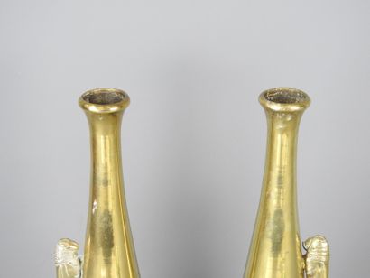 JAPON : Deux vases en bronze doré à décor...