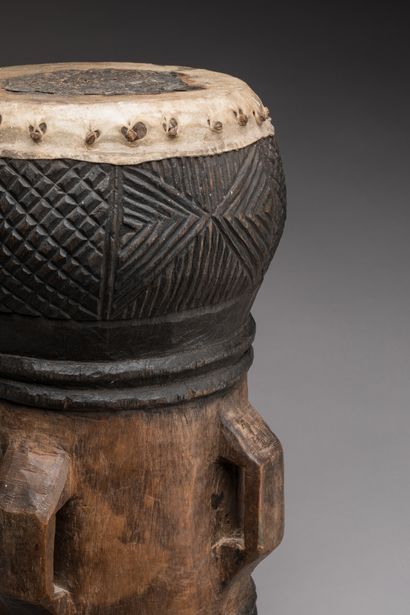 TSHOKWE, Angola.
Bois sculpté et incisé,...
