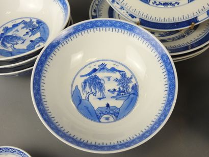 CHINE : Parties de service de table en porcelaine...