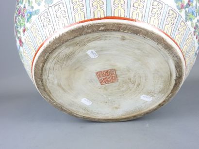 CHINE, Canton : Importante vasque en porcelaine...