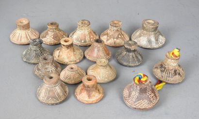 ART PRECOLOMBIEN. 16 fusaïoles en céramique...