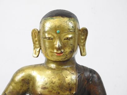 DISCIPLE de BOUDDHA en cuivre repoussé doré,...