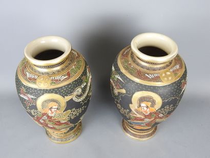 JAPON, Satsuma : Paire de vases de forme...