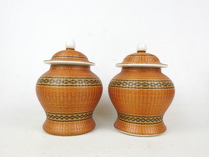VIETNAM : Partie de service de table en porcelaine...