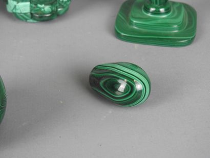 CINQ OBJETS en malachite à décor de maïs,...