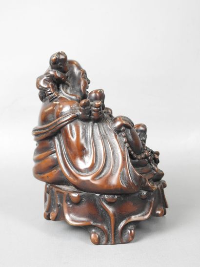CHINE : Groupe en bois sculpté représentant...
