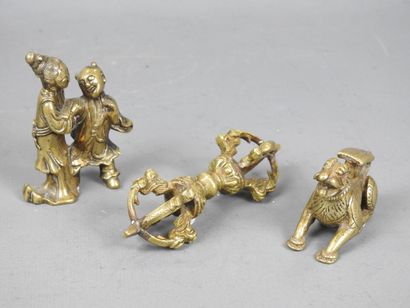 DEUX PETITS SUJETS en bronze doré et ciselé...