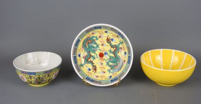 CHINA: Porcelain dish decorated with dragons...