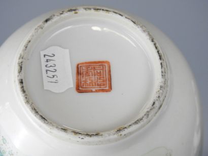 CHINE : Deux vases balustres en porcelaine,...