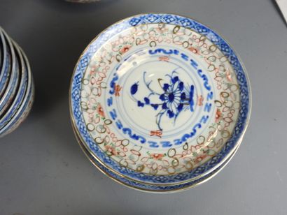 CHINE : Partie de service de table en porcelaine...