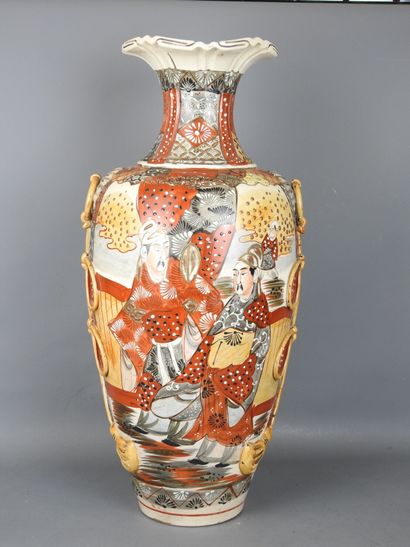 JAPON : Grand vase Satsuma à décor tournant...