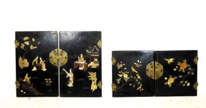 CHINE : Deux paires de portes en laque et...