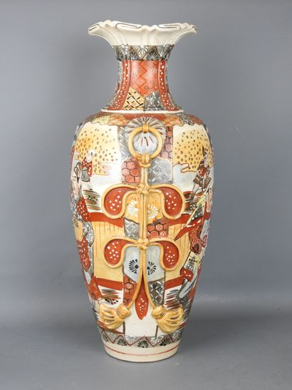 JAPON : Grand vase Satsuma à décor tournant...