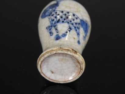 CHINA - Circa 1900
Blue-white porcelain snuff...
