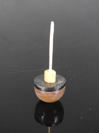 CHINE - XXe siècle
Flacon tabatière en agate...