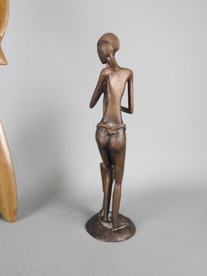 AFRIQUE : Statue en bronze d'une pileuse...