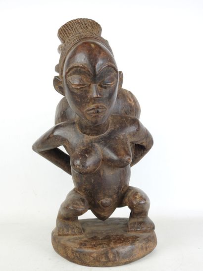 LUBA - CONGO : Squatting figure carrying...