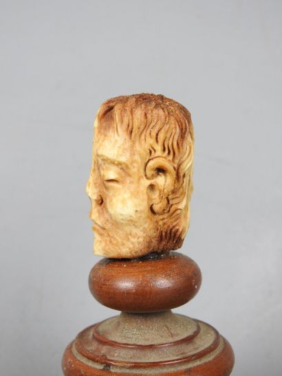 VANITE janus en os de cervidé sculpté sur...