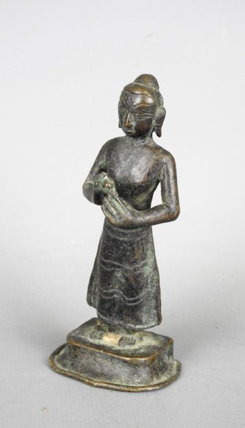 CAMBODGE : Figure d'une divinité debout en...