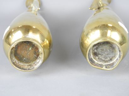 JAPON : Deux vases en bronze doré à décor...