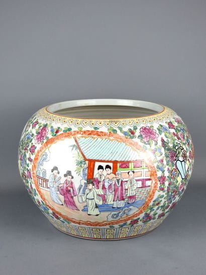 CHINE, Canton : Importante vasque en porcelaine...