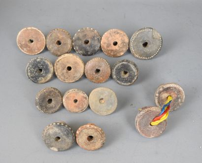 ART PRECOLOMBIEN. 16 fusaïoles en céramique...