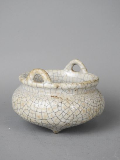 CHINA: Small cracked porcelain perfume burner...