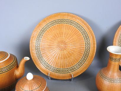 VIETNAM : Partie de service de table en porcelaine...