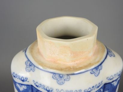 CHINE : Pot à gingembre de forme quadrilobée...