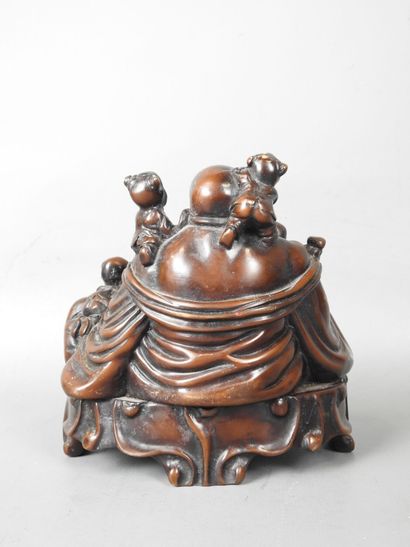 CHINE : Groupe en bois sculpté représentant...