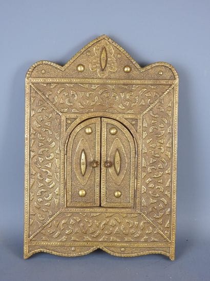 INDE : Fenêtre à deux battants en bois sculpté...