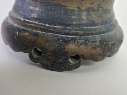 CHINE, XIXe.
Brûle parfum suspendu en bronze...
