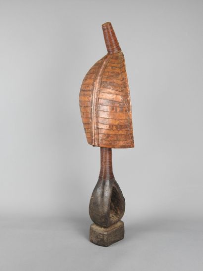Mahongwe, GABON .
Reliquary figure in carved...