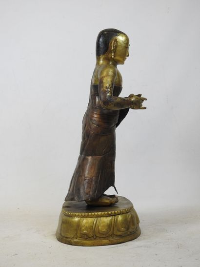 DISCIPLE de BOUDDHA en cuivre repoussé doré,...