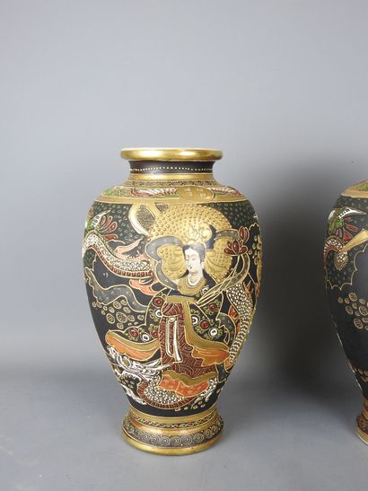 JAPON, Satsuma : Paire de vases de forme...