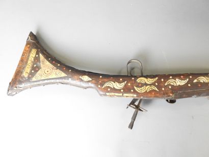 Fusil MOUKHALA incrusté de plaques d'os....