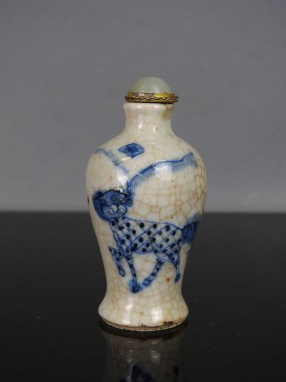 CHINA - Circa 1900
Blue-white porcelain snuff...