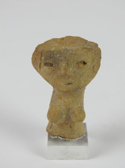 EQUATEUR : Statuette féminine en terre cuite....