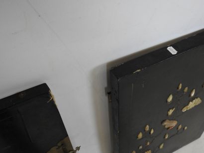 CHINE : Deux paires de portes en laque et...