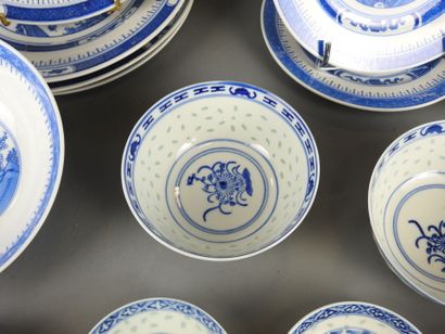 CHINE : Parties de service de table en porcelaine...