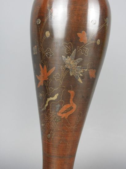 INDOCHNE : Paire de vases balustres en bronze...